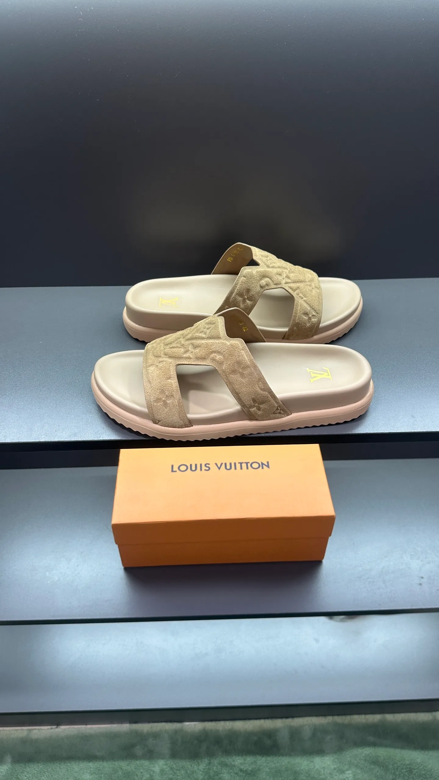P320 🔍LV Men's Spring and Summer Slippers Counter Synchronization. The uppers are imported cowhide fabric from Italy, with logo graphics and high-quality craftsmanship. The soles are: original soles specially provided by the original factory. The exclusive movable molded soles are super comfortable. The original factory follows the order. 🔍🔍High quality. You can enter and leave the counter at will. Welcome to compare. Code number 38-45 No. 058